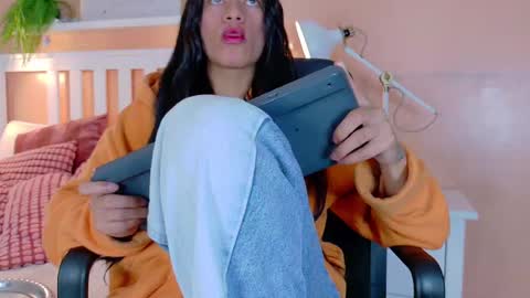 Snapshot of tiana_cinnamon chatting on October 6, 7:33 pm TIANA online show from October 6, 7:33 pm