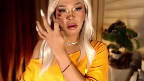 Snapshot of tiara_perezx chatting on February 7, 6:44 pm Sam online show from February 7, 6:44 pm