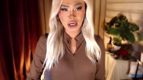 Snapshot of tiara_perezx chatting on February 21, 4:41 pm Sam online show from February 21, 4:41 pm