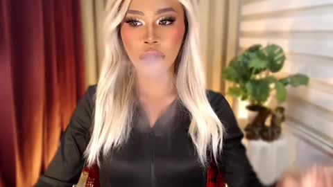 Snapshot of tiara_perezx chatting on February 23, 4:37 pm Sam online show from February 23, 4:37 pm