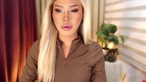 Snapshot of tiara_perezx chatting on February 26, 4:39 pm Sam online show from February 26, 4:39 pm