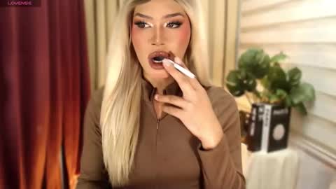 Snapshot of tiara_perezx chatting on March 1, 5:59 pm Sam online show from March 1, 5:59 pm