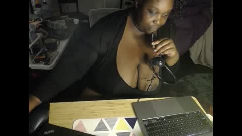 Snapshot of tierrahenri chatting on October 25, 5:48 am Tierra Henri online show from October 25, 5:48 am