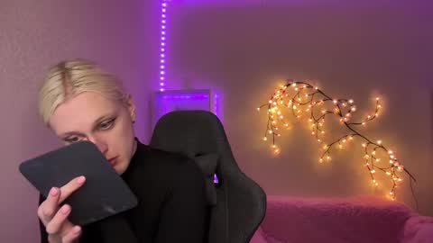 Snapshot of tiffany2005 chatting on November 6, 10:27 am Amira online show from November 6, 10:27 am