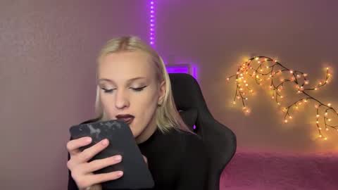 Snapshot of tiffany2005 chatting on November 21, 9:19 am Amira online show from November 21, 9:19 am