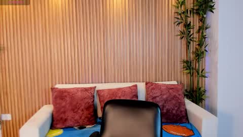 tiffanyhoustton online show from February 18, 11:50 am