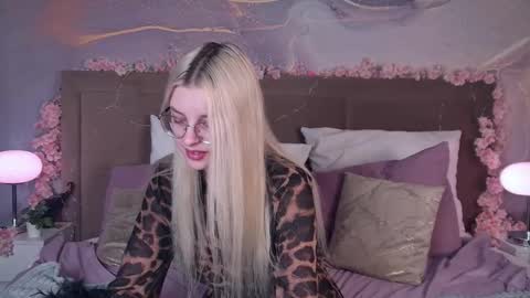 tiffanypeach online show from March 13, 1:18 pm