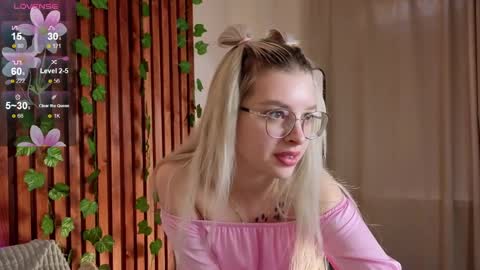 tiffanypeach online show from April 12, 12:32 pm