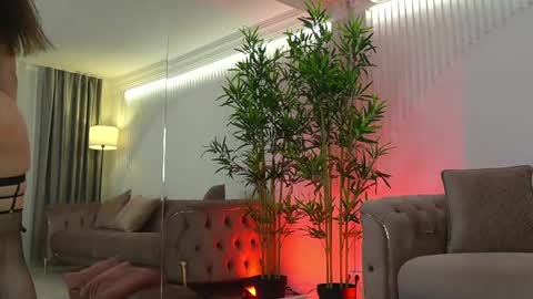 tiffanyyray online show from April 1, 5:19 am