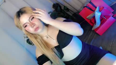 Snapshot of tight_elliana chatting on July 20, 7:00 am tight_elliana online show from July 20, 7:00 am