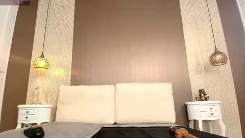 T I F F A N Y online show from December 5, 8:16 pm