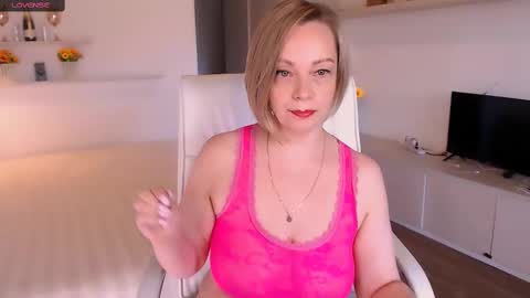 Snapshot of tilly_eliot chatting on October 10, 5:56 pm Tilly online show from October 10, 5:56 pm