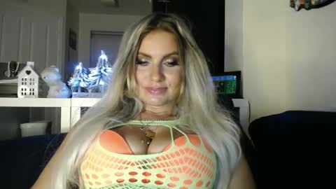 Snapshot of tinkerbell822 chatting on December 16, 4:16 pm tinkerbell822 online show from December 16, 4:16 pm