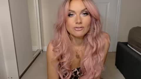 Snapshot of tinkerbell822 chatting on February 8, 9:02 am tinkerbell822 online show from February 8, 9:02 am