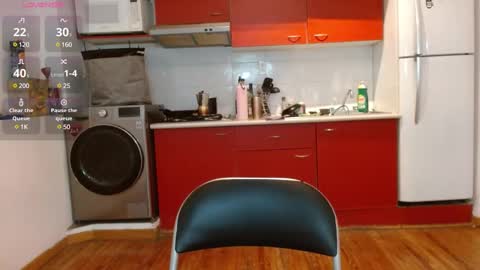 Snapshot of tiny_caroline chatting on February 25, 9:35 pm Tiny Caroline online show from February 25, 9:35 pm