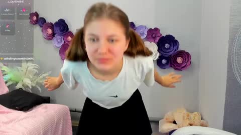 Snapshot of tiny_girl_18 chatting on April 4, 12:53 am Ariana online show from April 4, 12:53 am