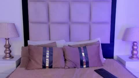 Snapshot of tiny_thomm chatting on May 14, 11:44 pm Thomm Independent Model online show from May 14, 11:44 pm