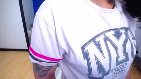 tiny_whore18 online show from March 13, 7:15 am