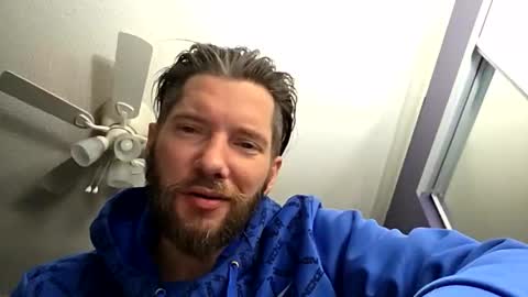 Snapshot of tinyguynicecock chatting on April 18, 9:35 am tinyguynicecock online show from April 18, 9:35 am