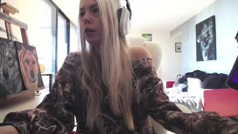 stage Kylie Sinner  brand CLITBAIT online show from October 10, 7:35 pm