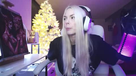 stage Kylie Sinner  brand CLITBAIT online show from December 19, 8:43 am