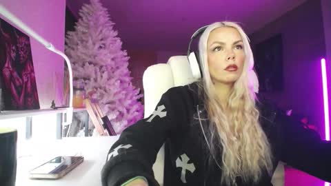 stage Kylie Sinner  brand CLITBAIT online show from February 5, 10:25 pm