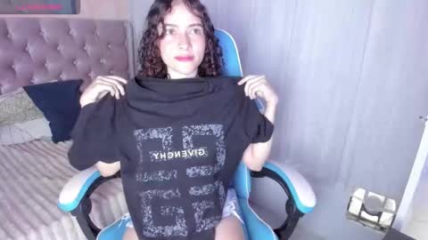 tinysophi online show from November 18, 2:06 am