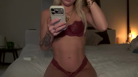 Snapshot of tinytayy chatting on February 21, 3:18 am tinytayy online show from February 21, 3:18 am