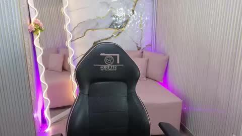 Snapshot of tiphany_tay chatting on February 18, 7:21 pm Tiphanyy online show from February 18, 7:21 pm