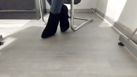 Snapshot of tired33 chatting on October 12, 2:43 am Anna online show from October 12, 2:43 am