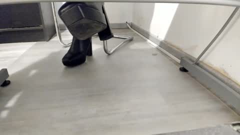 Snapshot of tired33 chatting on November 9, 3:27 am Anna online show from November 9, 3:27 am