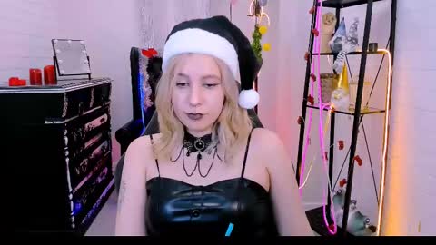 Snapshot of tollimoll chatting on December 21, 10:17 am Tolli Moll online show from December 21, 10:17 am