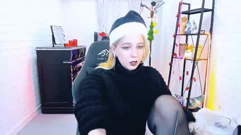 Snapshot of tollimoll chatting on December 28, 9:09 am Tolli Moll online show from December 28, 9:09 am