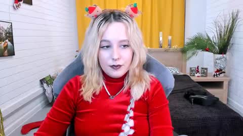 Snapshot of tollimoll chatting on December 31, 8:15 am Tolli Moll online show from December 31, 8:15 am