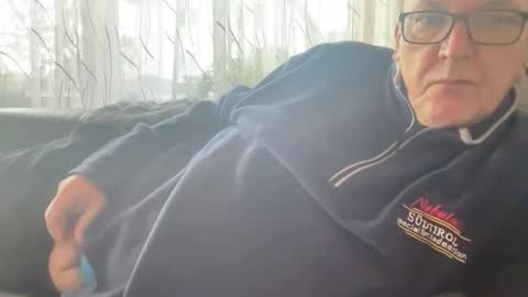 Snapshot of tom6644 chatting on November 23, 7:52 am Tom online show from November 23, 7:52 am