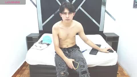 tom_0002 online show from November 1, 8:11 pm