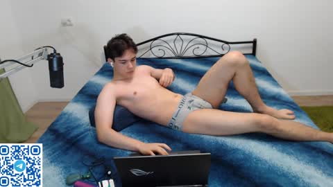 Snapshot of tom_er0s chatting on January 7, 3:24 am Tom online show from January 7, 3:24 am