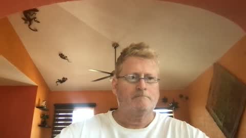 Snapshot of tomascausa chatting on April 30, 9:41 pm Hola online show from April 30, 9:41 pm