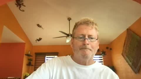 Snapshot of tomascausa chatting on June 15, 9:17 pm Hola online show from June 15, 9:17 pm