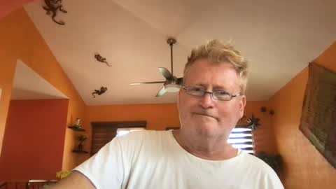 Snapshot of tomascausa chatting on July 17, 10:14 pm Hola online show from July 17, 10:14 pm