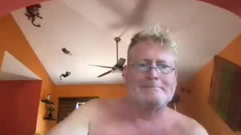 Snapshot of tomascausa chatting on July 31, 5:56 pm Hola online show from July 31, 5:56 pm