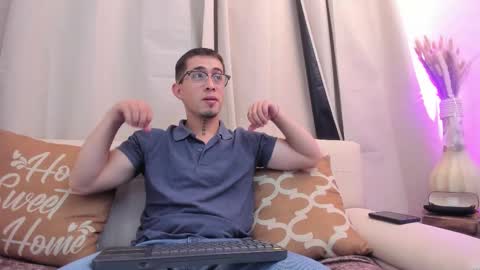 Snapshot of tommas_johnson chatting on February 13, 3:35 am Tomas online show from February 13, 3:35 am