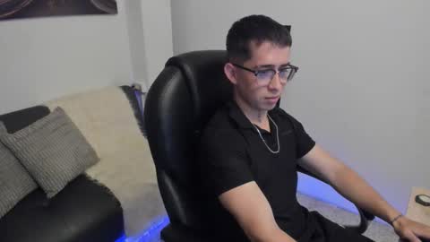 Snapshot of tommas_johnson chatting on February 24, 3:59 am Tomas online show from February 24, 3:59 am