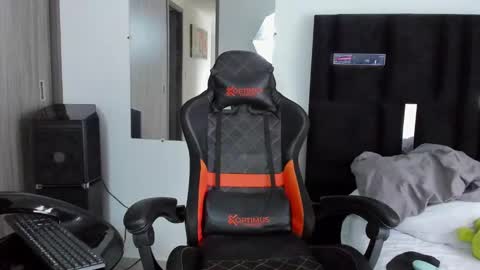 Snapshot of tommy_carlos chatting on February 13, 4:07 pm   online show from February 13, 4:07 pm