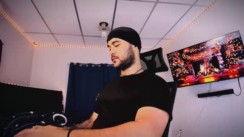 Snapshot of tommy_sccott chatting on December 17, 10:27 pm tommy_sccott online show from December 17, 10:27 pm