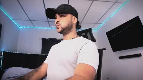 Snapshot of tommy_sccott chatting on February 6, 10:35 pm tommy_sccott online show from February 6, 10:35 pm