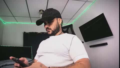 Snapshot of tommy_sccott chatting on February 15, 9:22 pm tommy_sccott online show from February 15, 9:22 pm