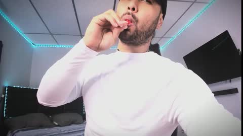 Snapshot of tommy_sccott chatting on February 27, 9:59 pm tommy_sccott online show from February 27, 9:59 pm