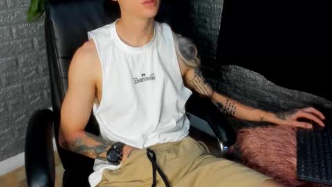 Snapshot of tommy_slater chatting on November 12, 9:03 pm Tommy Slater online show from November 12, 9:03 pm