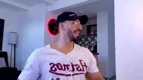 Snapshot of tony_muscle1 chatting on October 20, 9:37 pm tony muscle1 online show from October 20, 9:37 pm